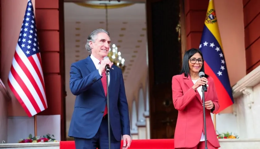 El secretario del Interior de Estados Unidos, Doug Burgum y la presidenta interina venezolana, Delcy Rodríguez.