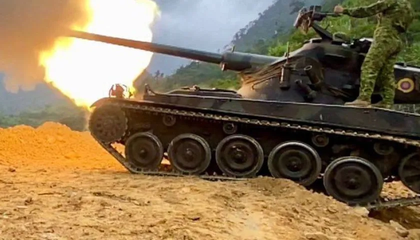 Ejército de Ecuador bombardeando una bocamina