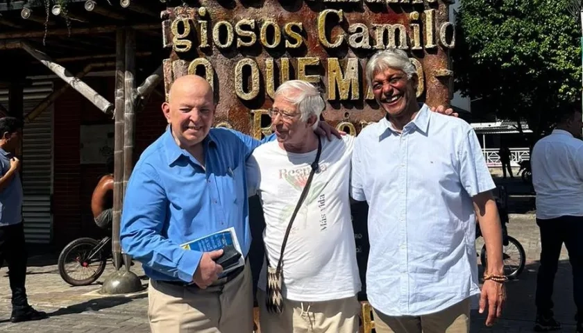 El consejero Comisionado para la Paz, Otty Patiño; el padre Cyrillus Swinne y Cristóbal Padilla, director de Colombia Compra Eficiente.