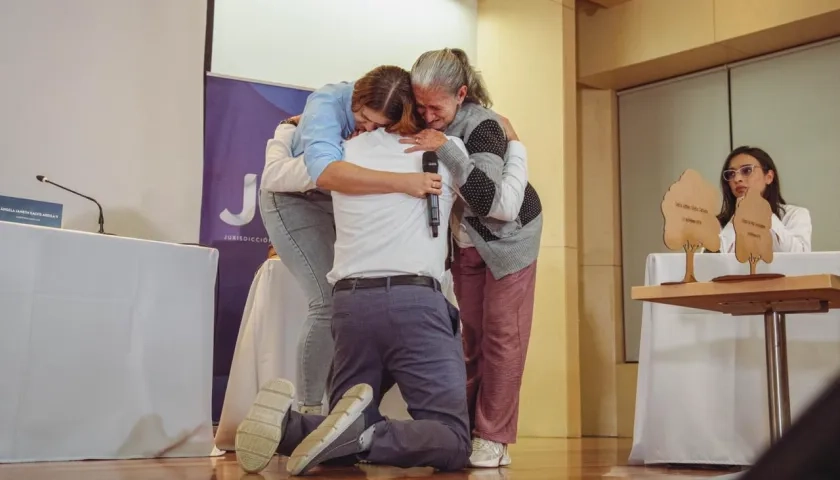 El militar, la madre y la abuela de la víctima del falso positivo.