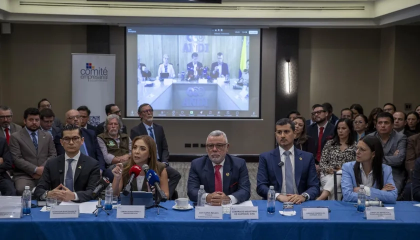 Empresarios ecuatorianos en rueda de prensa.