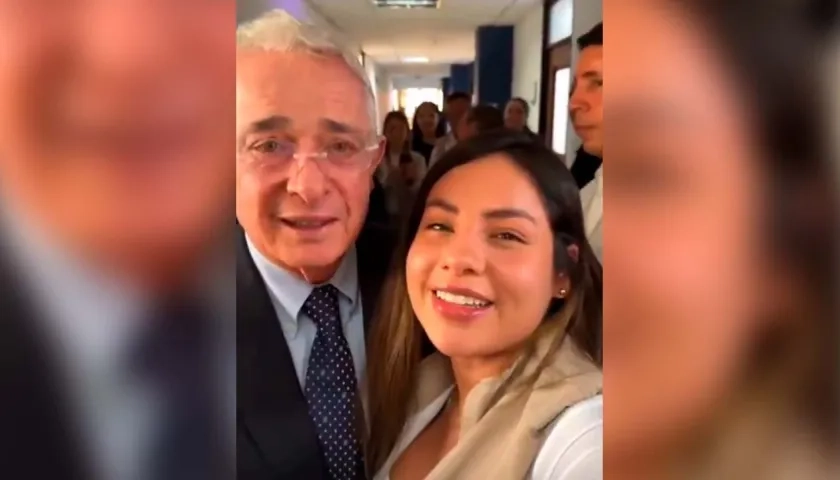 La funcionaria de la Registraduría posando con el expresidente Álvaro Uribe Vélez. 