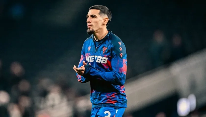 Daniel Muñoz en el calentamiento previo al juego.