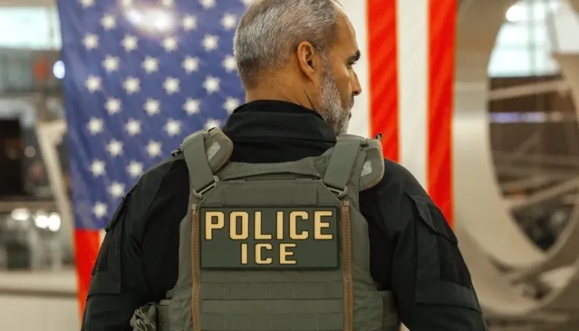 Un agente de ICE patrullando en el aeropuerto internacional John F. Kennedy, en Nueva York.