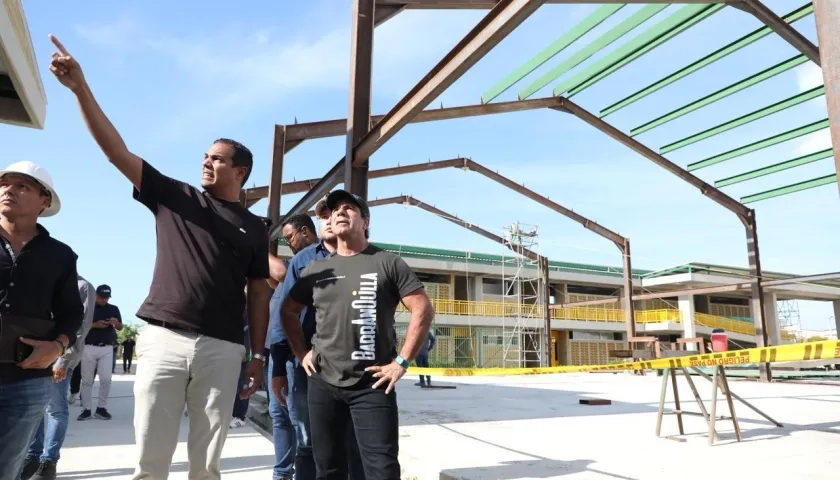 Alcalde Alejandro Char durante la inspección de la obra. 