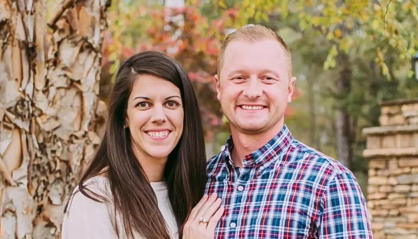 Jason Hughes junto a su esposa.