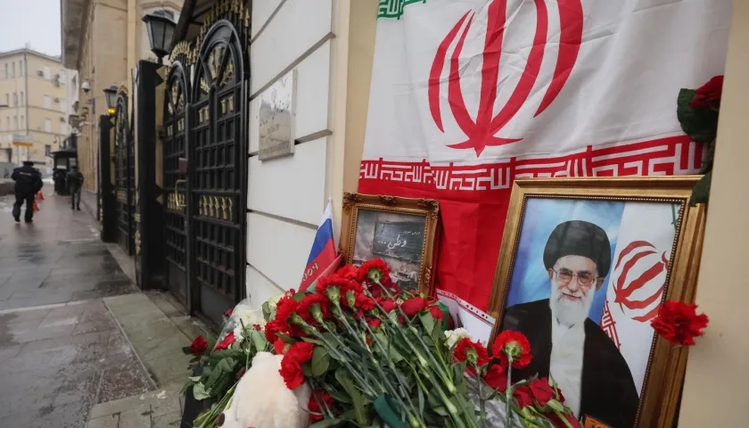 Flores y juguetes son colocados al lado del retrato del líder supremo de Irán, el ayatolá Ali Jameneí. 