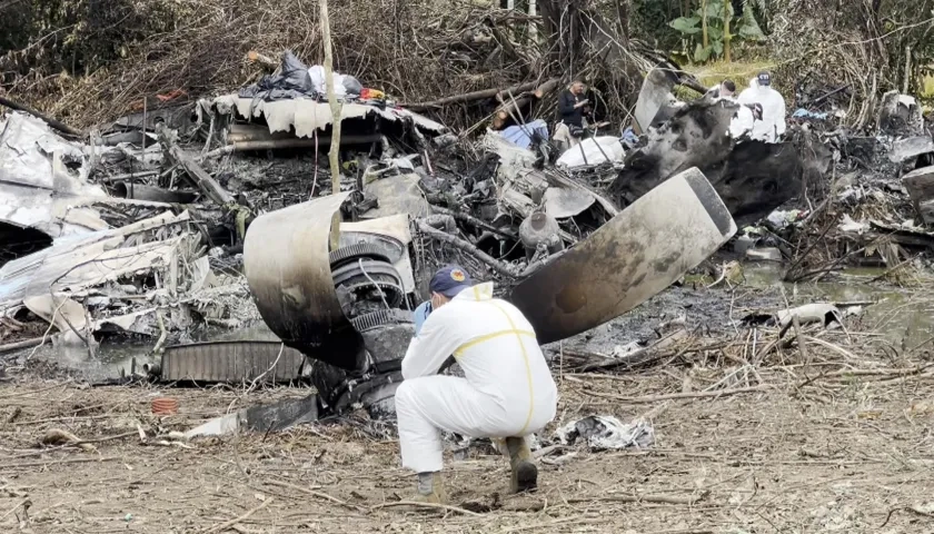 El CTI de la Fiscalía inspeccionando el lugar donde cayó el avión de la Fuerza Aérea. 