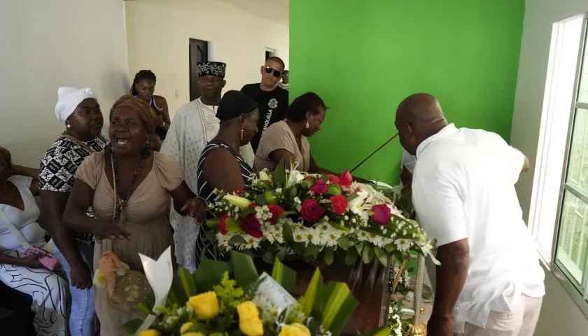 Durante el ritual se entonan cantos en lengua palenquera.