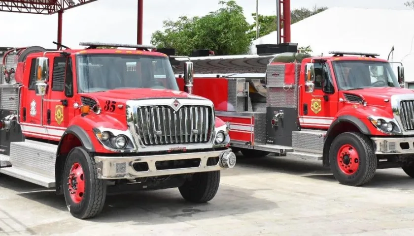 Dos máquinas del Cuerpo de Bomberos en la Estación Ciudadela. 