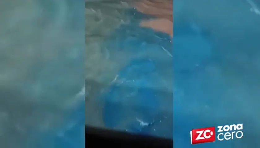 La extraña mancha azul en el río Magdalena. 