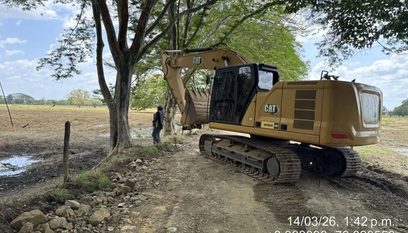 Maquinaria amarilla en la zona donde el río empezó a inundar Montería. 
