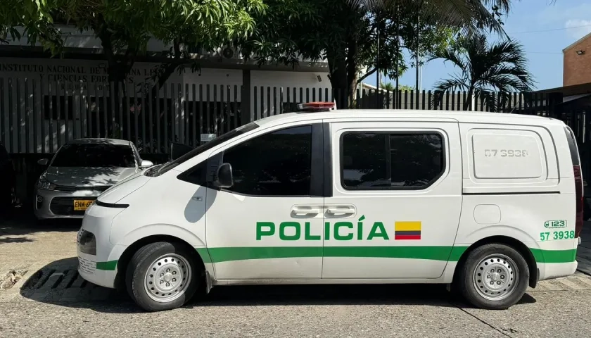 Patrulla de la Policía frente a la sede Medicina Legal. 