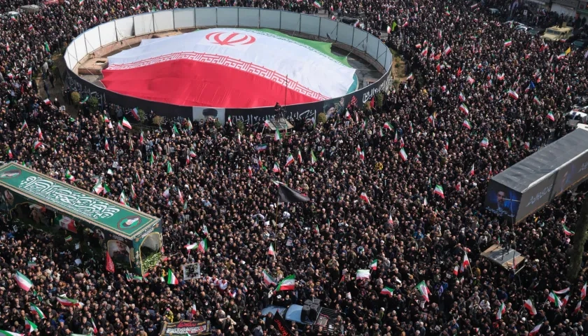 Miles de personas participan en los funerales en la plaza Engelab.