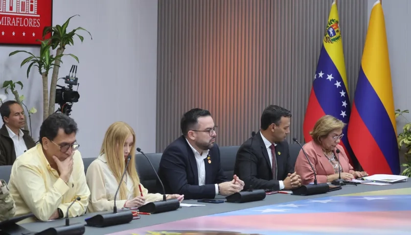 Los ministros colombianos en la reunión con la presidenta (e) de Venezuela Delcy Rodríguez. 