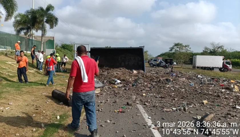 Volcamiento de volqueta variante Palmar-Sabanagrande.