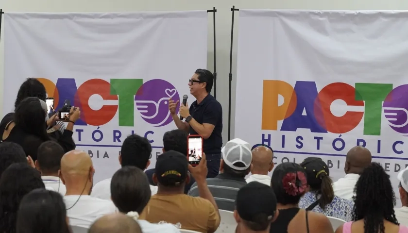 El reelegido senador Pedro Flórez celebrando con gente de su partido la victoria. 