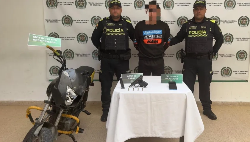 El capturado junto a las autoridades.