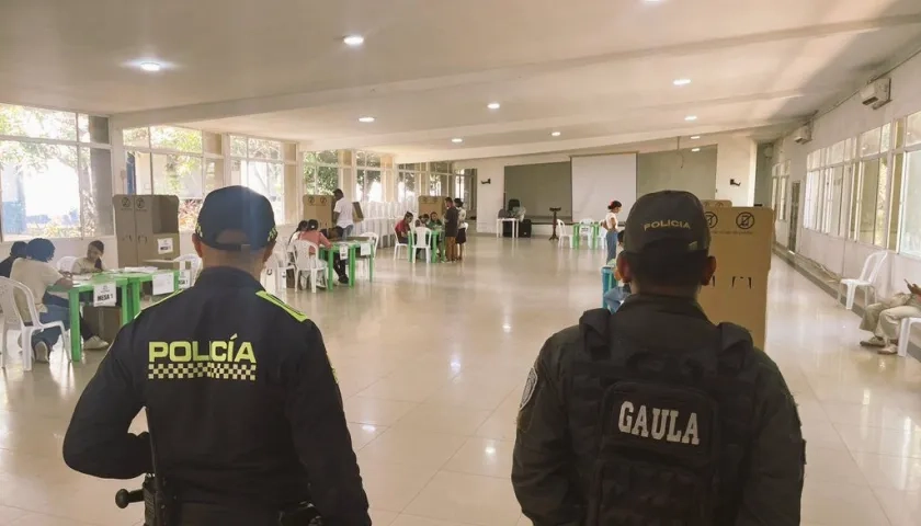 Policía custodiando un puesto de votación.