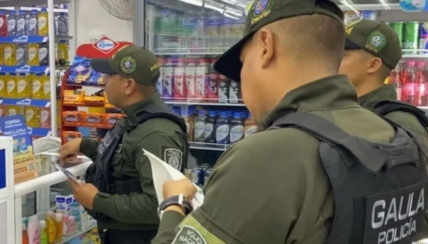 El Gaula de la Policía realizando visitas a los comerciantes del municipio de Malambo. 
