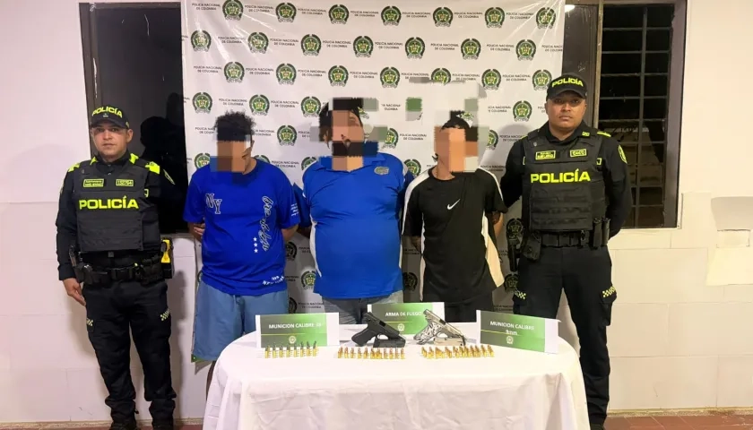 Autoridades junto a los capturados.