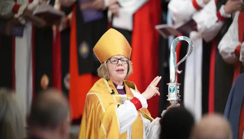 Sarah Mullally, primera mujer arzobispa de la Iglesia Anglicana.