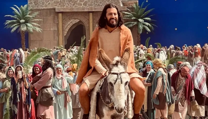 Jonathan Roumie, protagonista de la seria "Los elegidos". 