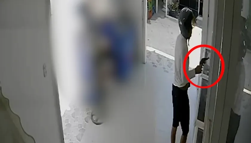 Momento en que el presunto extorsionista disparó contra la droguería. 