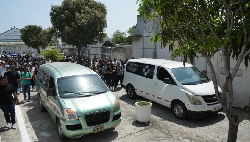 El sepelio de las dos hermanas se realizó este viernes en el cementerio Calancala. 