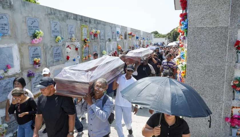 El sepelio de las dos adolescentes se cumplió este viernes en el cementerio Calancalan. 