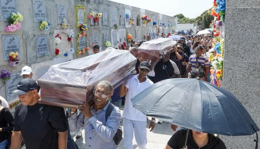 El sepelio de las dos adolescentes en el cementerio Calancalan.