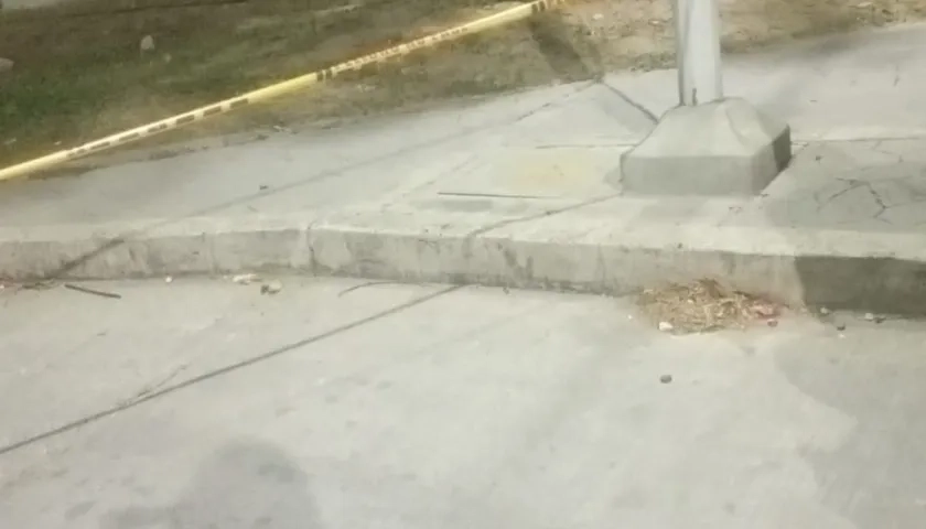 El taxi involucrado en el accidente con la moto en la que se movilizaba la pareja. 