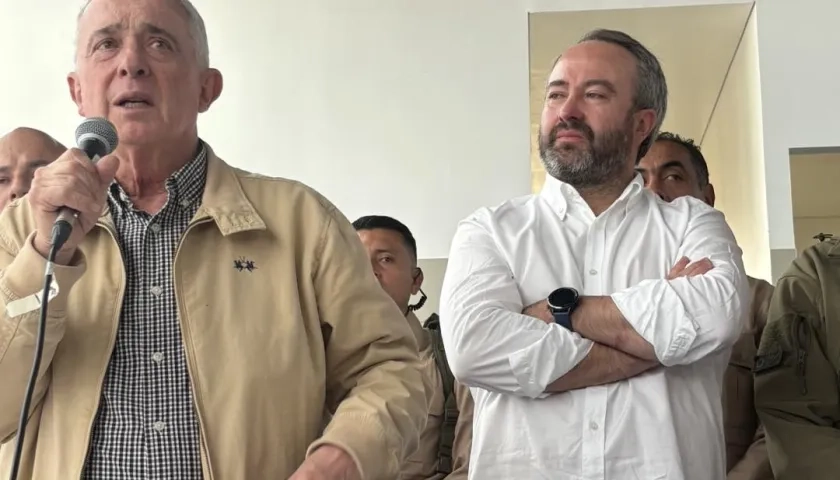 El expresidente Álvaro Uribe Vélez y el senador Ciro Ramírez (derecha).