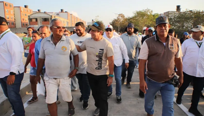 Alcalde Char durante la entrega de la vía. 