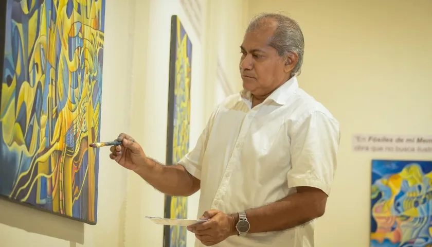 Arlington Suárez con su obra.