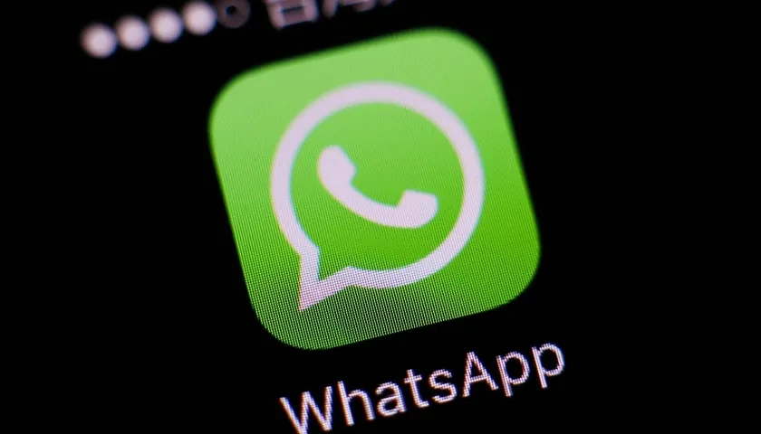 El padre, madre o tutor podrá controlarla y decidir quién puede comunicarse con la cuenta y a qué grupos puede unirse.