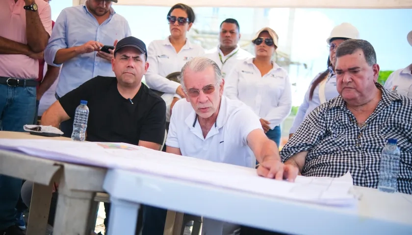 Gobernador Eduardo Verano y autoridades de Sabanalarga entregando balance de obras.