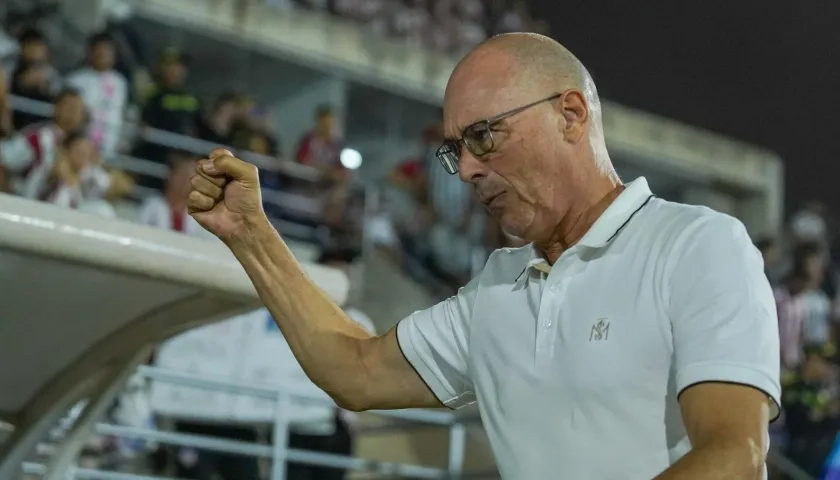 El técnico del Junior, Alfredo Arias, saluda al público antes del partido.