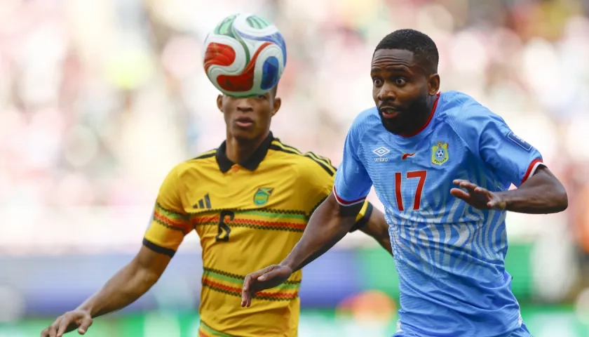 El congolés Cedric Bakambu disputa la pelota con el jamaiquino Richard King.