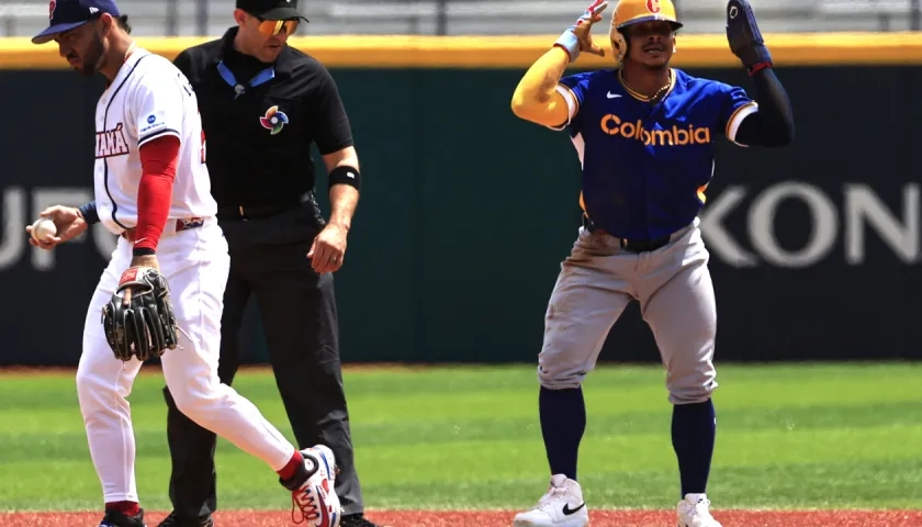 Gustavo Campero celebra tras llegar a salvo a la segunda base. 