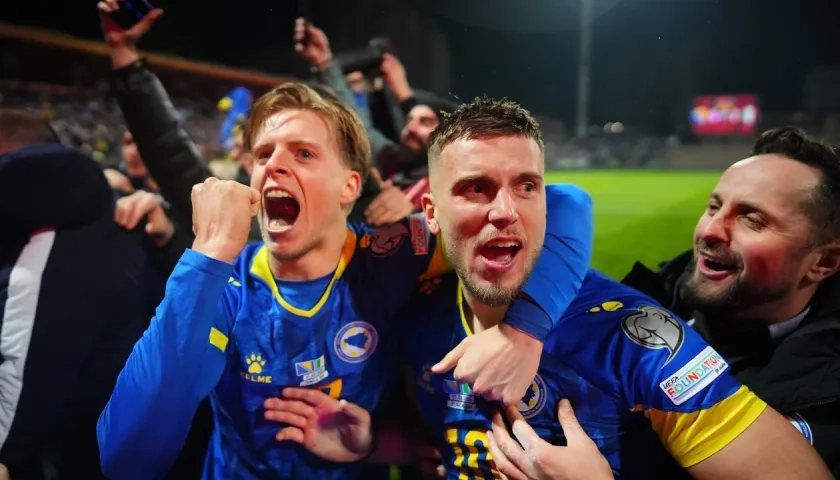 Jugadores de Bosnia y Herzegovina celebran tras eliminar a Italia.