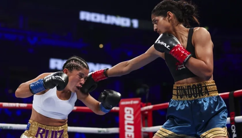 Gabriela Fundora golpea con su jab a la colombiana Viviana Ruiz.