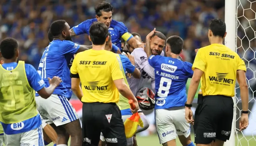 El portero del Atlético Mineiro, Everson, es agredido por jugadores del Cruzeiro.