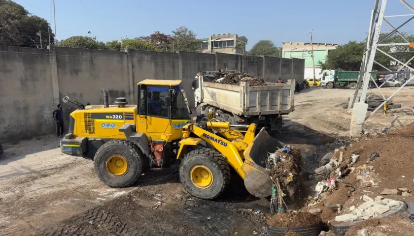  En la intervención se extrajeron neumáticos enterrados durante años y se desmontaron cuatro viviendas improvisadas.