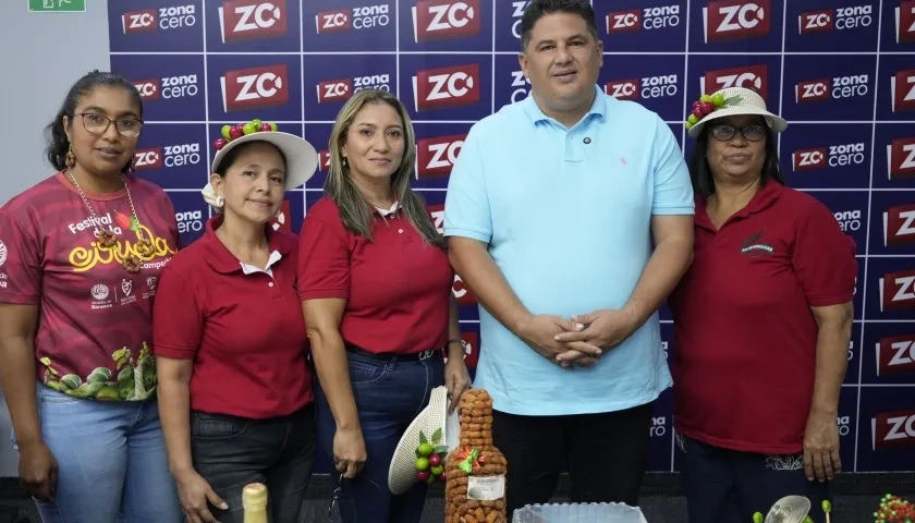 El alcalde Edinson Palma junto a las hacedoras del Festival de la Ciruela de Campeche. 
