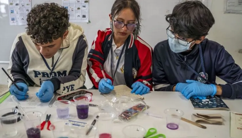 Estudiantes en clase de ciencias