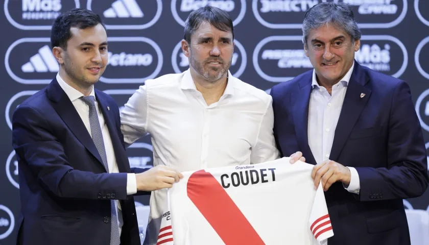 Eduardo Coudet con el presidente de River Plate, Stéfano Di Carlo, y el director deportivo Enzo Francescoli.