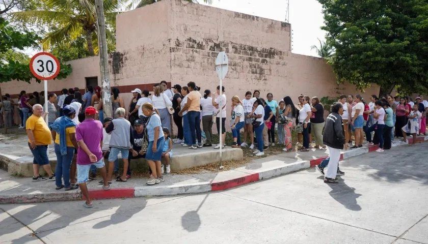 Desde tempranas horas se observan largas filas en las afueras de la Cruzada Social.