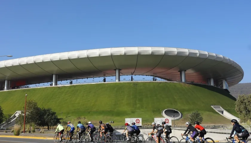 Parte exterior del estadio Akron de Guadalajara, sede del segundo partido de Colombia.
