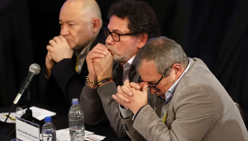 Julián Gallo Cubillos (i), Pastor Lisandro Alape Lascarro (c) y Rodrigo Londoño Echeverry.